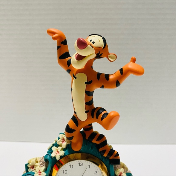 NEW Disney Direct Tigger clock - Picture 2 of 11